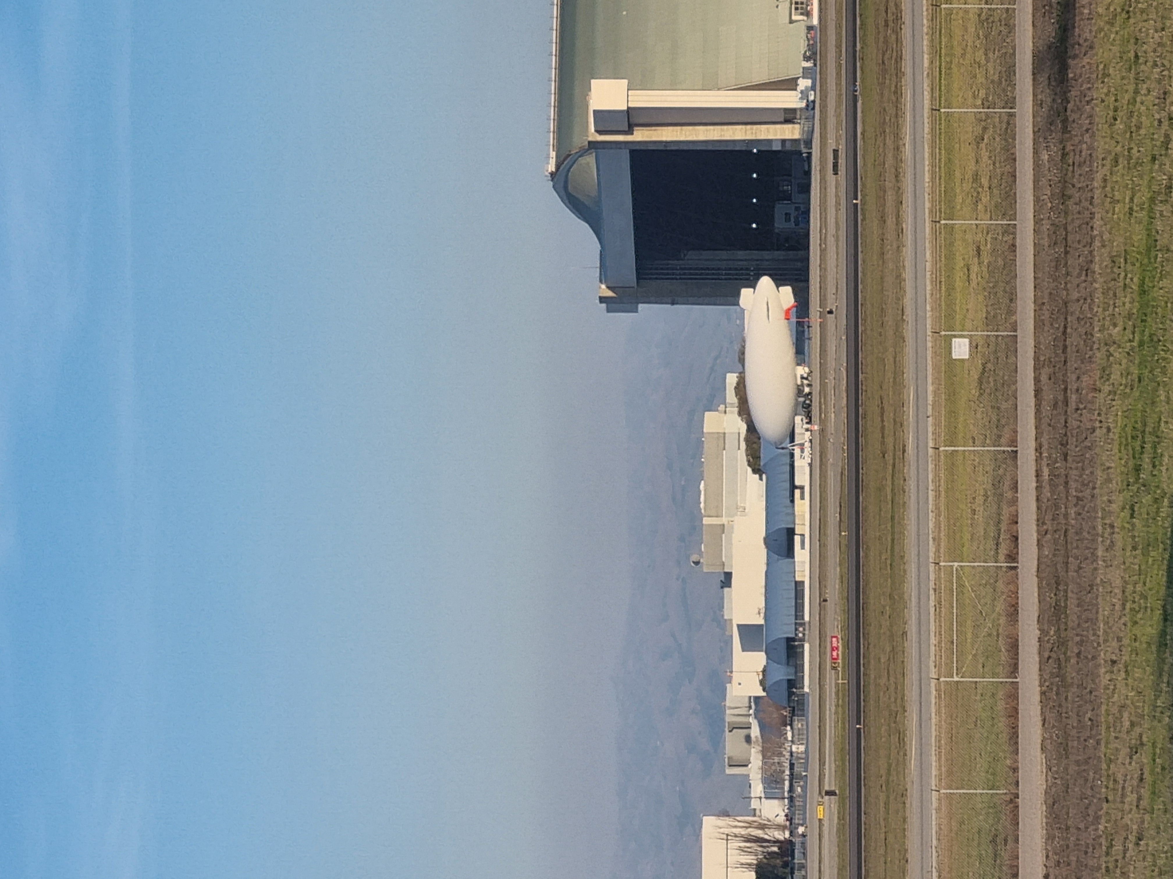Naujos kartos dirižablis Pathfinder 1 prie istorinio angaro Hangar Two Moffet Field aerodromo.jpg